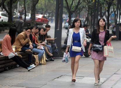 女子在酒吧遭陌生男子摸头